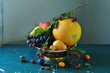 meyve ve sebze koyu arka plan üzerinde.