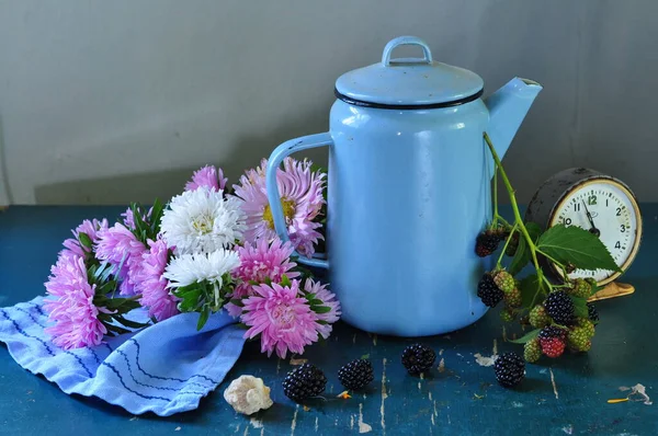 Teekanne Mit Blumen Und Einer Tasse Kaffee Auf Blauem Hintergrund — Stockfoto