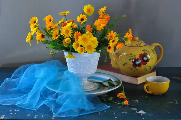 Bir Buket Çiçek Bir Fincan Çayla Durgun Bir Hayat — Stok fotoğraf