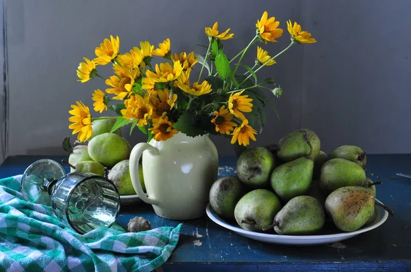 Green White Flowers Table — Stock Photo, Image