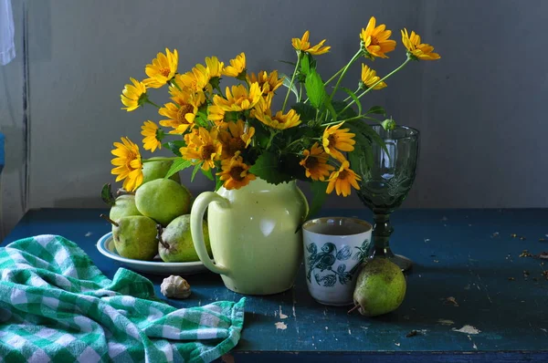 Ein Strauß Äpfel Und Sonnenblumen Einer Vase Vor Dunklem Hintergrund — Stockfoto