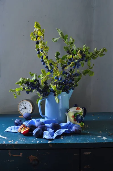 Schöner Blumenstrauß Mit Einem Bund Frischem Gemüse Auf Grauem Hintergrund — Stockfoto