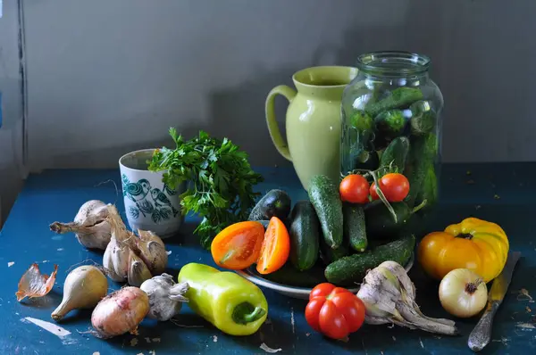 Φρέσκα Λαχανικά Και Βότανα Ξύλινο Φόντο — Φωτογραφία Αρχείου