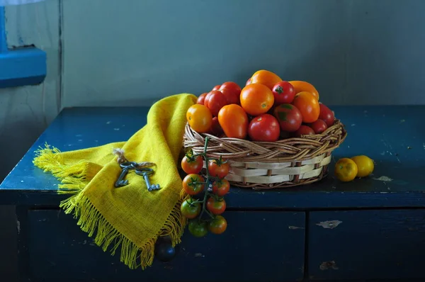 Reife Tomaten Gurken Und Tomaten Auf Blauem Holzgrund — Stockfoto
