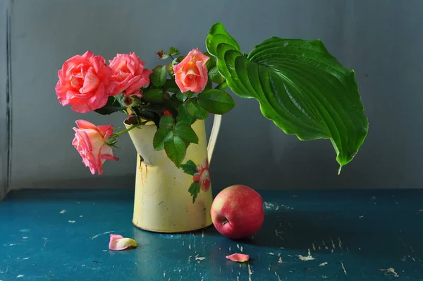 Güzel Bir Buket Gül Çiçekler Koyu Bir Arka Planda — Stok fotoğraf