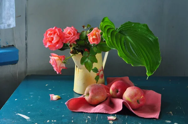 Stillleben Mit Einem Strauß Rosen Und Einem Roten Apfel — Stockfoto