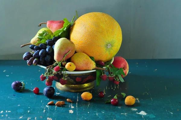 Frische Und Köstliche Reife Früchte Korb Auf Dunklem Hintergrund — Stockfoto
