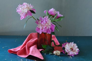 Gri arka planda bir buket şakayığın güzel çiçekleri ve dalları.