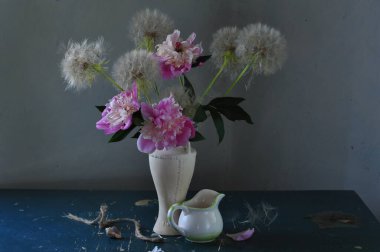 Karanlık bir arka planda güzel bir buket çiçek.