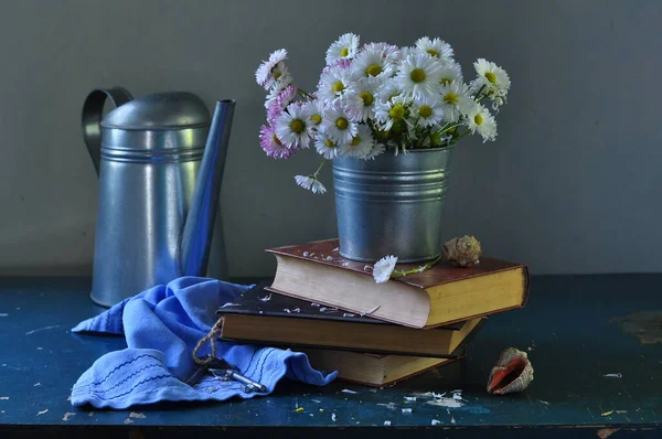 Bir Fincan Çay Ahşap Masada Bir Kitapla Sakin Bir Hayat — Stok fotoğraf