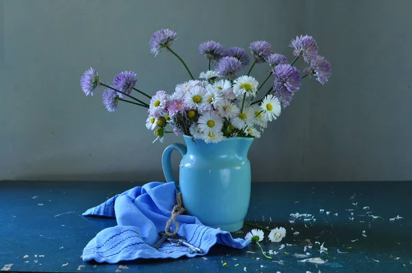 Strauß Frischer Blumen Einer Vase Auf Holzgrund Mit Einem Strauß — Stockfoto