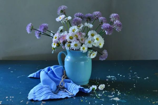 Schöner Blumenstrauß Auf Dunklem Hintergrund — Stockfoto