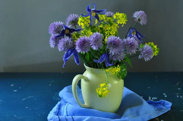 Mavi Arka Planda Vazoda Güzel Bir Buket Çiçek — Stok fotoğraf
