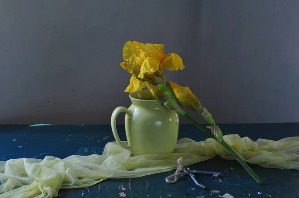 Stillleben Mit Gelben Blumen Und Einem Strauß Rosen Auf Weißem — Stockfoto