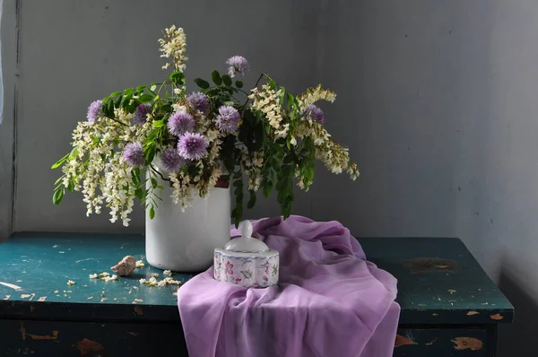 Masasında Leylak Çiçekleri Vazo Olan Natürmort Güzel Çiçek Deseni — Stok fotoğraf