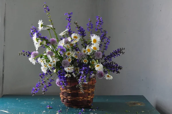 Frühlingsblumen Auf Dem Tisch — Stockfoto
