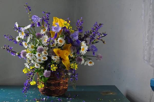 Bir Buket Çiçek Siyah Ahşap Arka Planda Bir Vazo — Stok fotoğraf