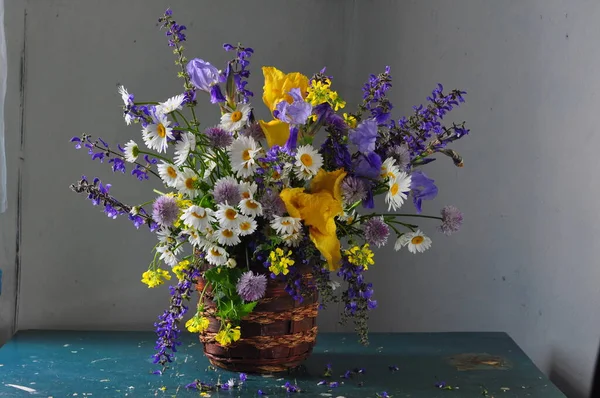 Schöne Blumen Der Vase Auf Holzgrund — Stockfoto