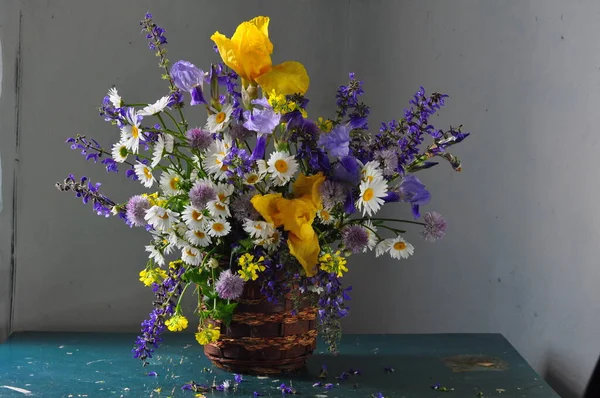 Beyaz Ahşap Zemin Üzerinde Cam Bir Kavanozda Çiçekler Kopyalanmış — Stok fotoğraf