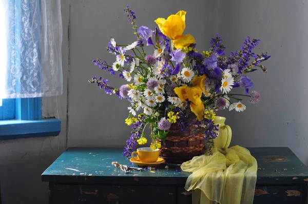 Tahta Bir Arka Planda Beyaz Sürahi Içinde Güzel Bahar Çiçekleri — Stok fotoğraf