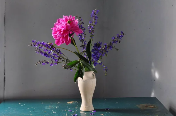 Modrá Váza Kyticí Květin — Stock fotografie