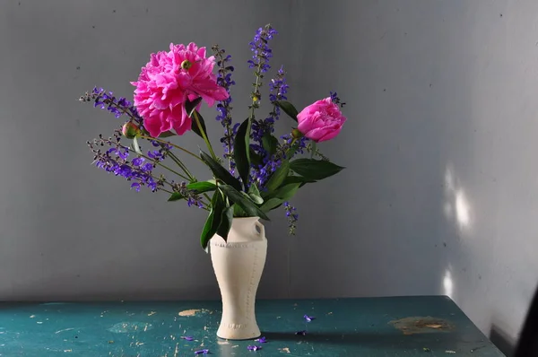 Belas Flores Cor Rosa Vaso Vidro Uma Mesa Madeira Quarto — Fotografia de Stock