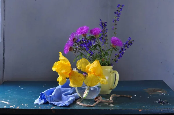 Tahta Bir Arka Planda Güzel Bir Buket Çiçek — Stok fotoğraf