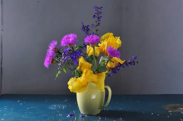 Tahta Masada Çiçekler Bitkiler Üstteki Görünüm — Stok fotoğraf