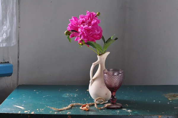 Pembe Mavi Güller Beyaz Vazo — Stok fotoğraf