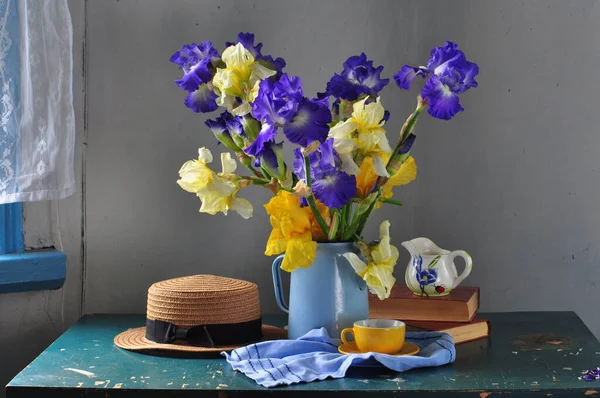 Stillleben Vintage Stil Mit Blauen Tulpen Und Blumen Auf Altem — Stockfoto