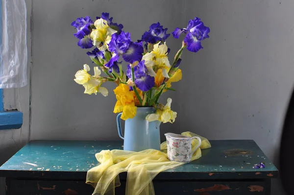 Eski Tarz Çiçekler Vazo Ahşap Masadaki Diğer Nesneler — Stok fotoğraf