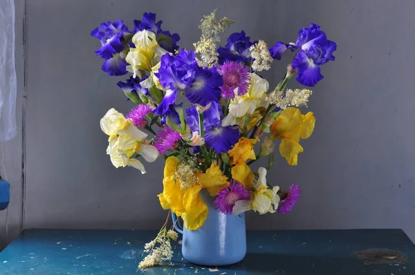 Beyaz Arka Planda Vazoda Güzel Bir Buket Çiçek — Stok fotoğraf