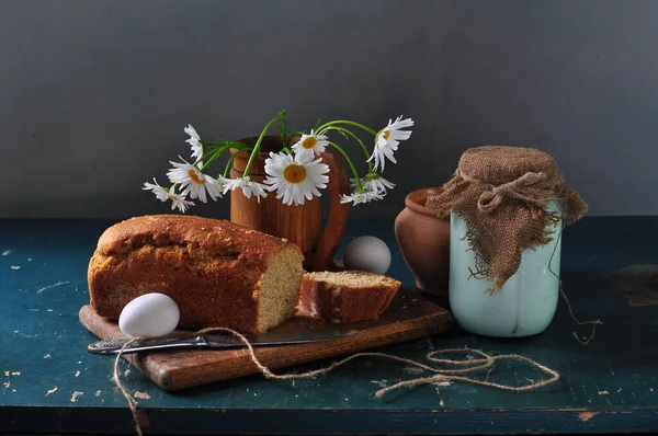 Ein Traditionelles Deutsches Essen Ein Strauß Eier Und Blumen Auf — Stockfoto
