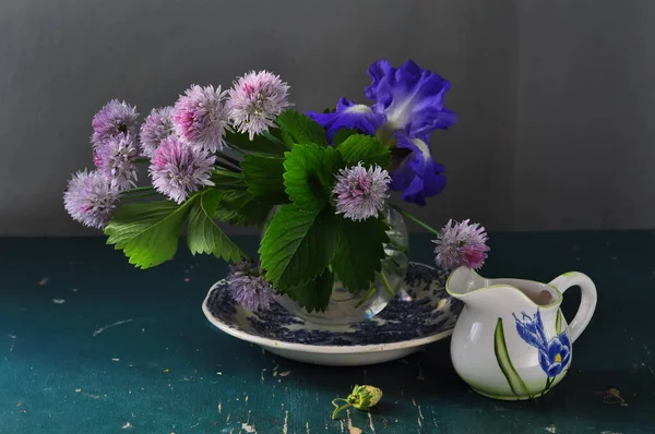 Stillleben Frühlingsblumen Auf Einem Holztisch Frühlingsblumen Und Grüne Blätter Auf — Stockfoto