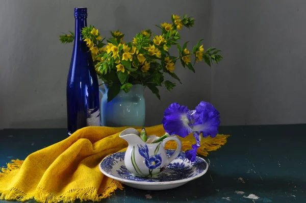 Masadaki Vazoda Güzel Çiçekler — Stok fotoğraf