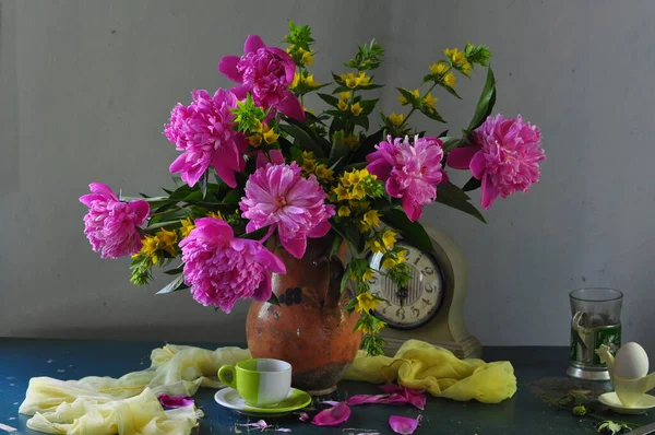 Hayat Cam Kavanozda Çiçeklerle Dolu — Stok fotoğraf