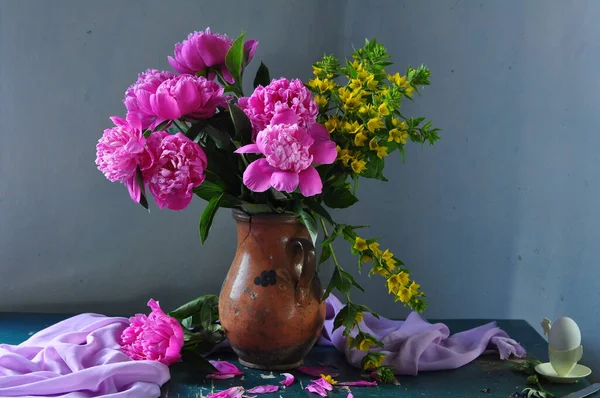 Schöner Blumenstrauß Der Vase Auf Dunklem Hintergrund — Stockfoto
