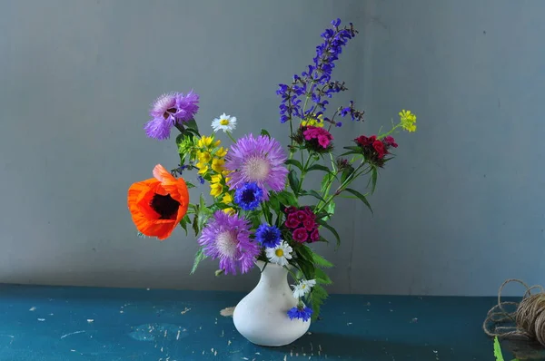 Schöner Strauß Kornblumen Der Vase Und Auf Dunklem Hintergrund — Stockfoto