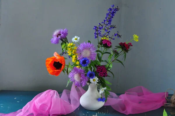 Schöner Strauß Wilder Blumen Auf Dem Tisch — Stockfoto
