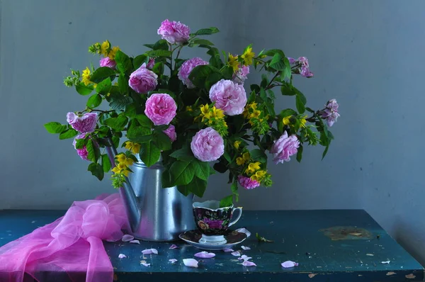 Schöner Blumenstrauß Auf Dem Hintergrund Eines Holztisches — Stockfoto
