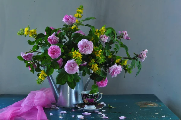 Красивий Букет Квітів Вазі Білому Тлі Крупним Планом — стокове фото