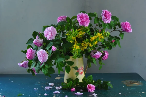 Bouquet Roses Sur Fond Gris — Photo