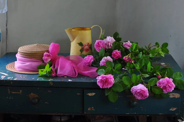 Ροζ Τριαντάφυλλα Βάζο Ξύλινο Τραπέζι — Φωτογραφία Αρχείου