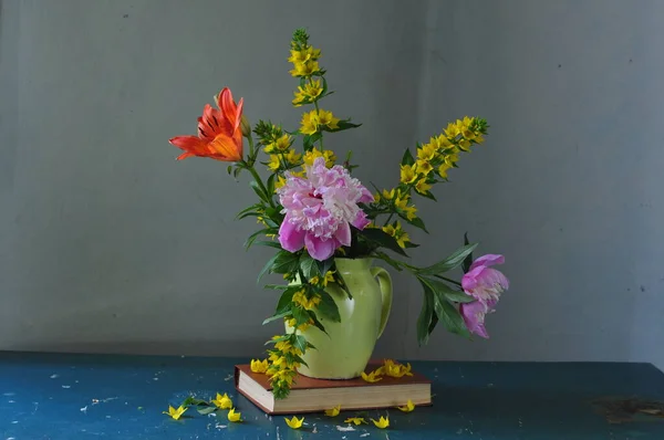 Schöner Blumenstrauß Auf Dunklem Holzboden — Stockfoto