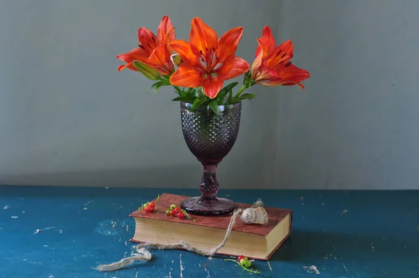 Hayat Güzel Çiçeklerle Dolu Tahta Bir Masada — Stok fotoğraf