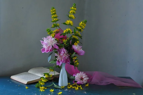 Karanlık Bir Arka Planda Güzel Bir Buket Çiçek — Stok fotoğraf