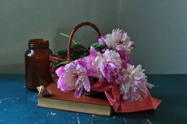 Vacker Pion Blommor Glasburk Trä Bakgrund — Stockfoto