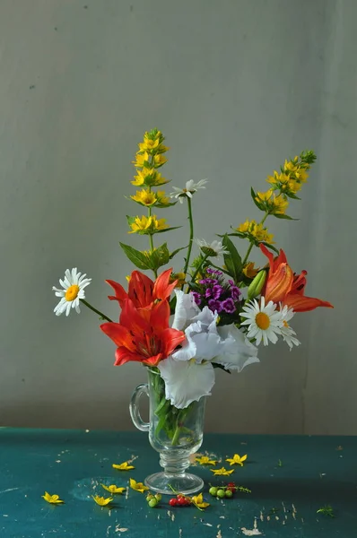 Strauß Bunter Frühlingsblumen Auf Dem Hintergrund Einer Holzwand — Stockfoto