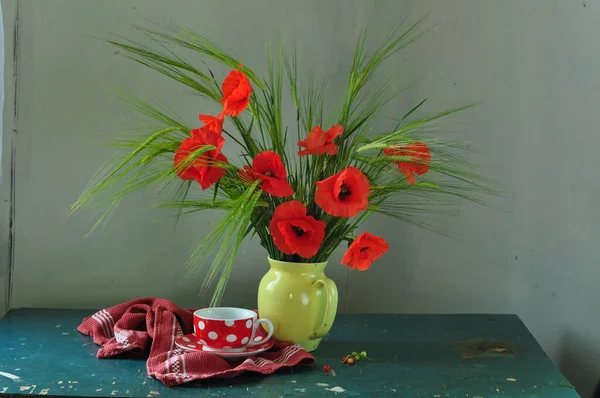 Bukett Med Blommor Bakgrunden Trä Styrelser Och Röda Bär — Stockfoto
