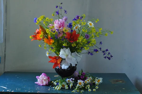 Schöner Blumenstrauß Einer Vase Auf Dem Hintergrund Eines Holztisches — Stockfoto